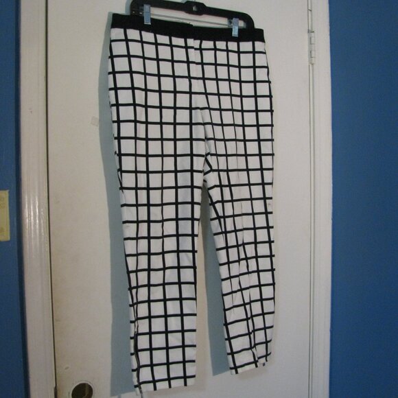 Black Label by Chicos Size 1.5 Large Black White Windowpane Ankle Zipper Leg - Picture 5 of 7